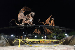 Plaza del Barrio Insausti.  " Los Dragones", escultura de hierro creadas por el artista Guillermo Laguna, una expresión artística y simbólica de la Edad Media. La  plaza esta en el Parque Oriental, en la continuación de calle Sarandí, a mano izquierda.